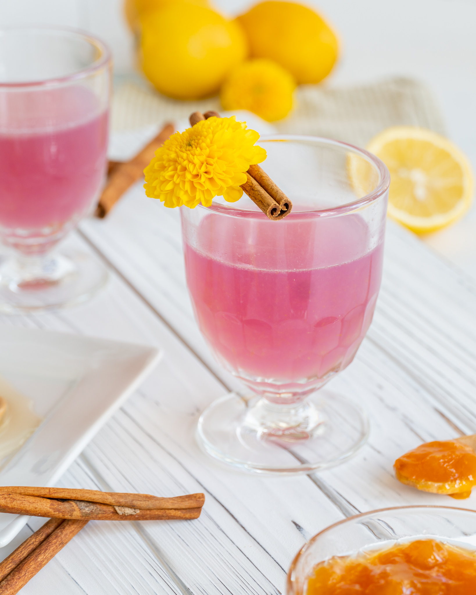 THE QUEEN BEE Empress 1908 Gin